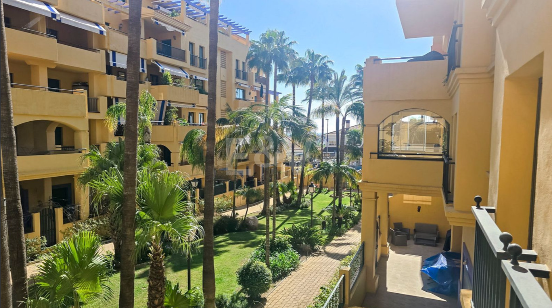 Beachside Apartment with Pool, Lush Gardens and Tourist Licence