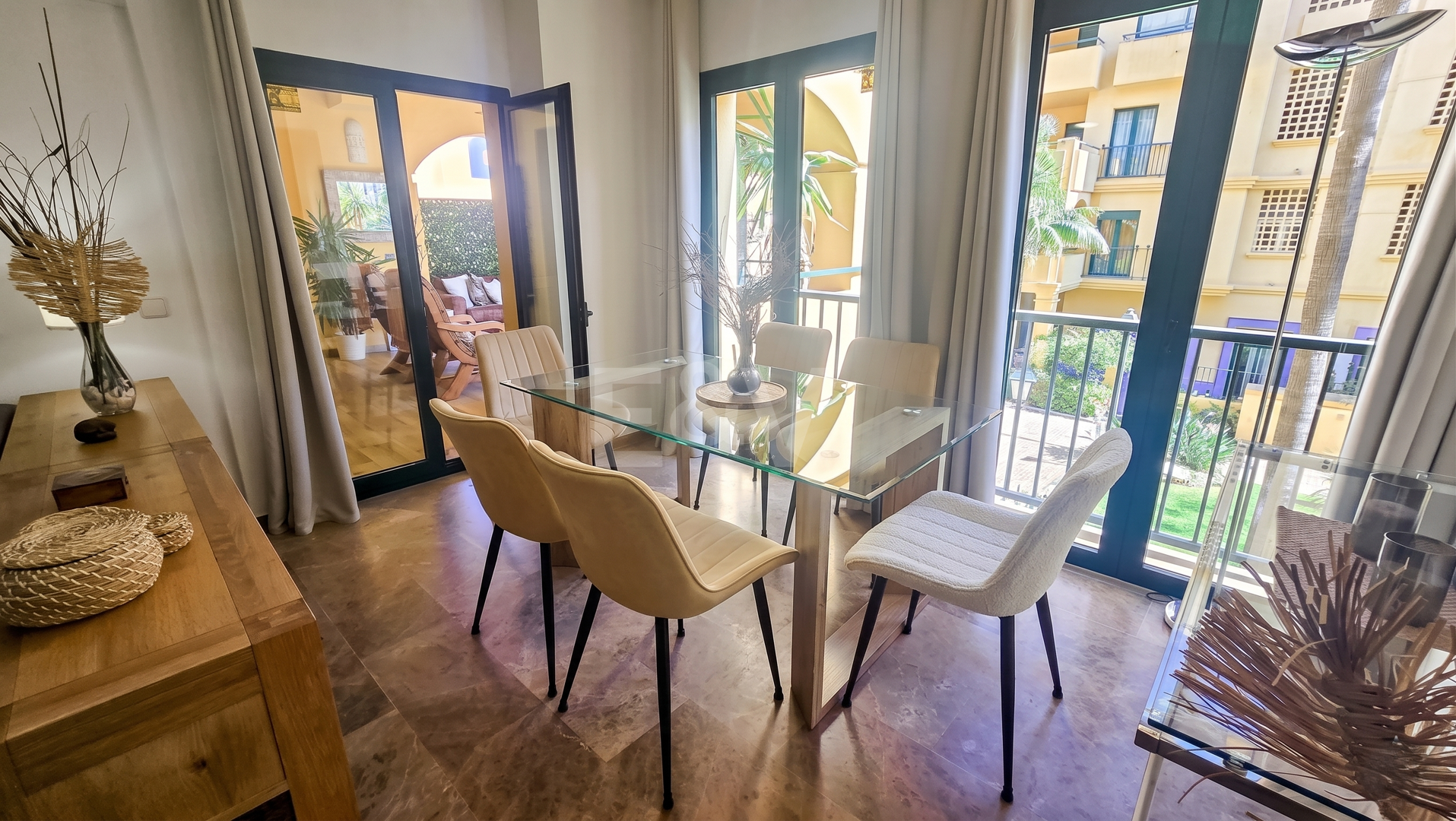Beachside Apartment with Pool, Lush Gardens and Tourist Licence
