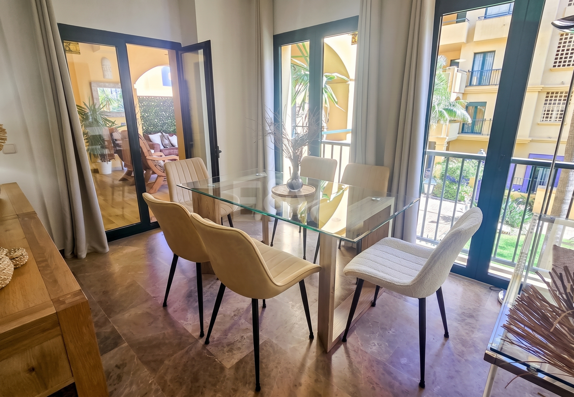 Beachside Apartment with Pool, Lush Gardens and Tourist Licence