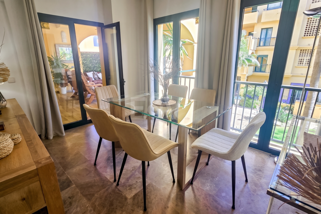 Beachside Apartment with Pool, Lush Gardens and Tourist Licence