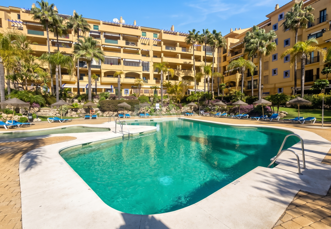 Beachside Apartment with Pool, Lush Gardens and Tourist Licence