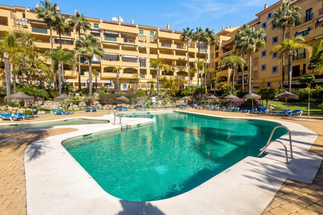 Beachside Apartment with Pool, Lush Gardens and Tourist Licence