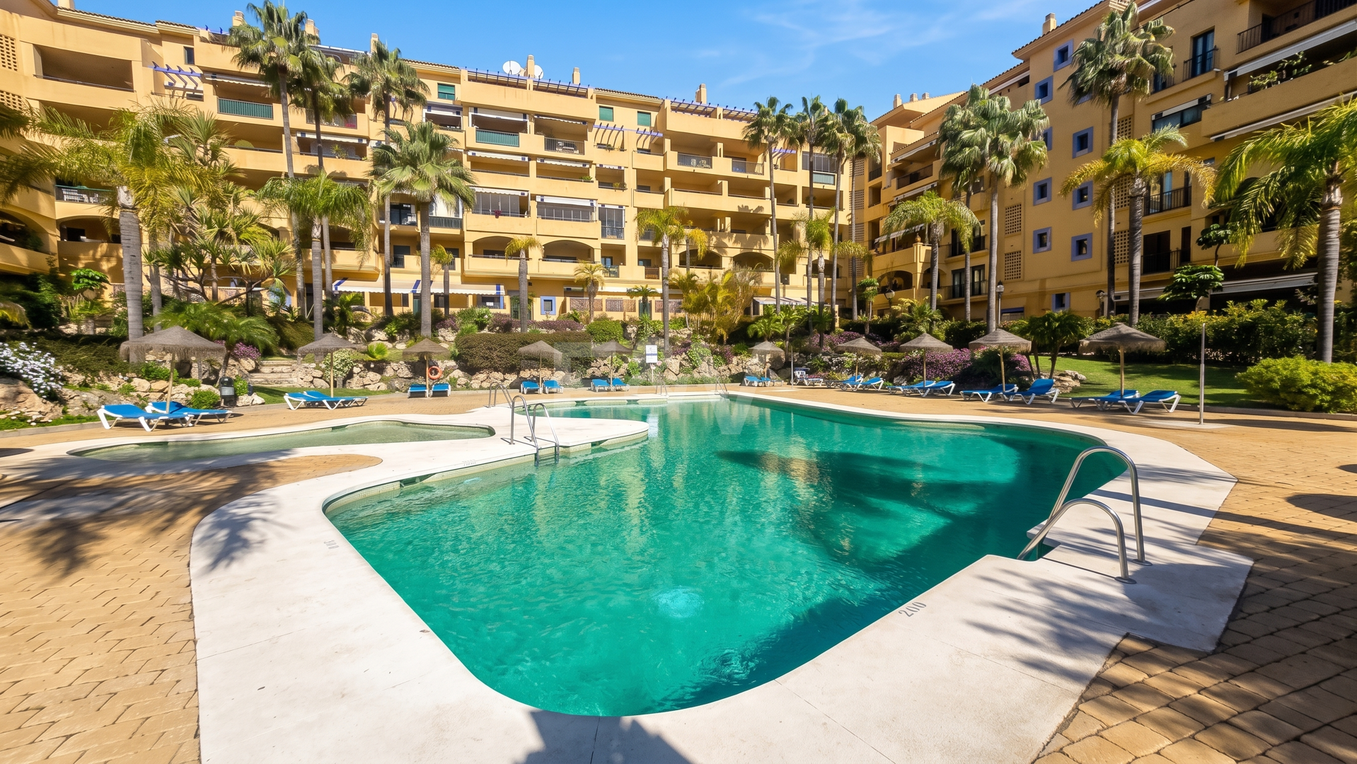 Beachside Apartment with Pool, Lush Gardens and Tourist Licence