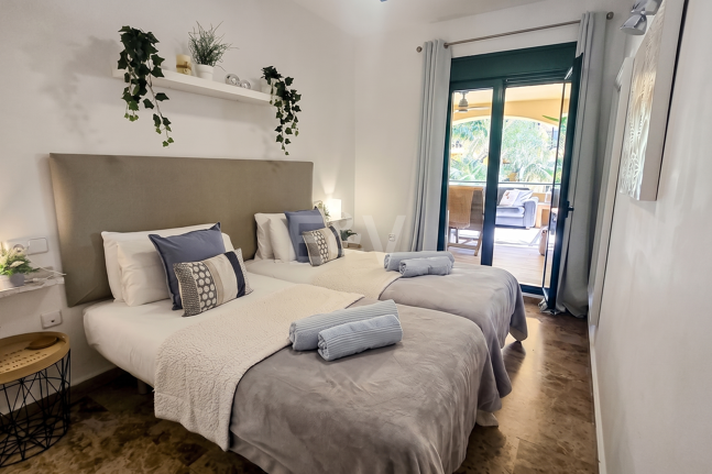 Beachside Apartment with Pool, Lush Gardens and Tourist Licence