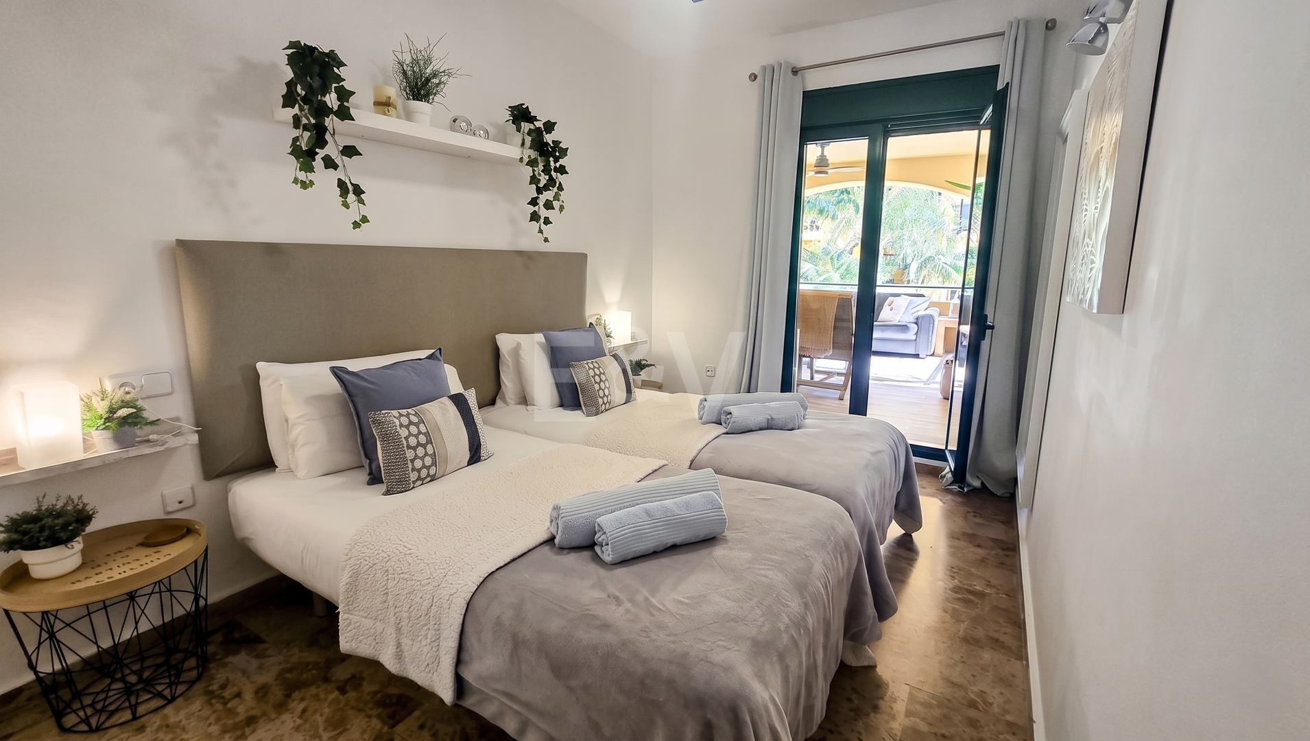 Beachside Apartment with Pool, Lush Gardens and Tourist Licence