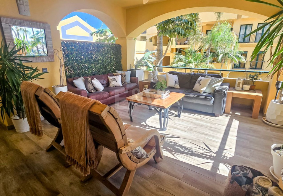 Beachside Apartment with Pool, Lush Gardens and Tourist Licence