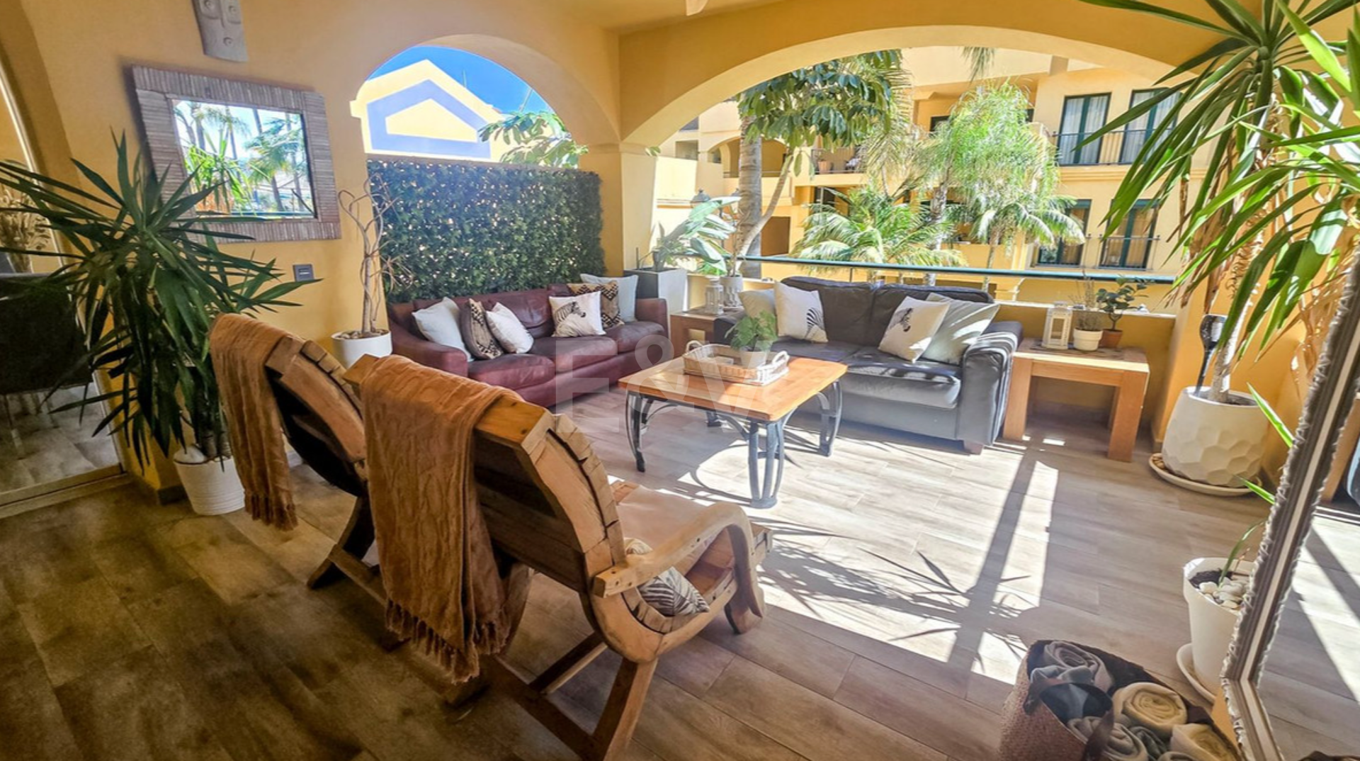Beachside Apartment with Pool, Lush Gardens and Tourist Licence