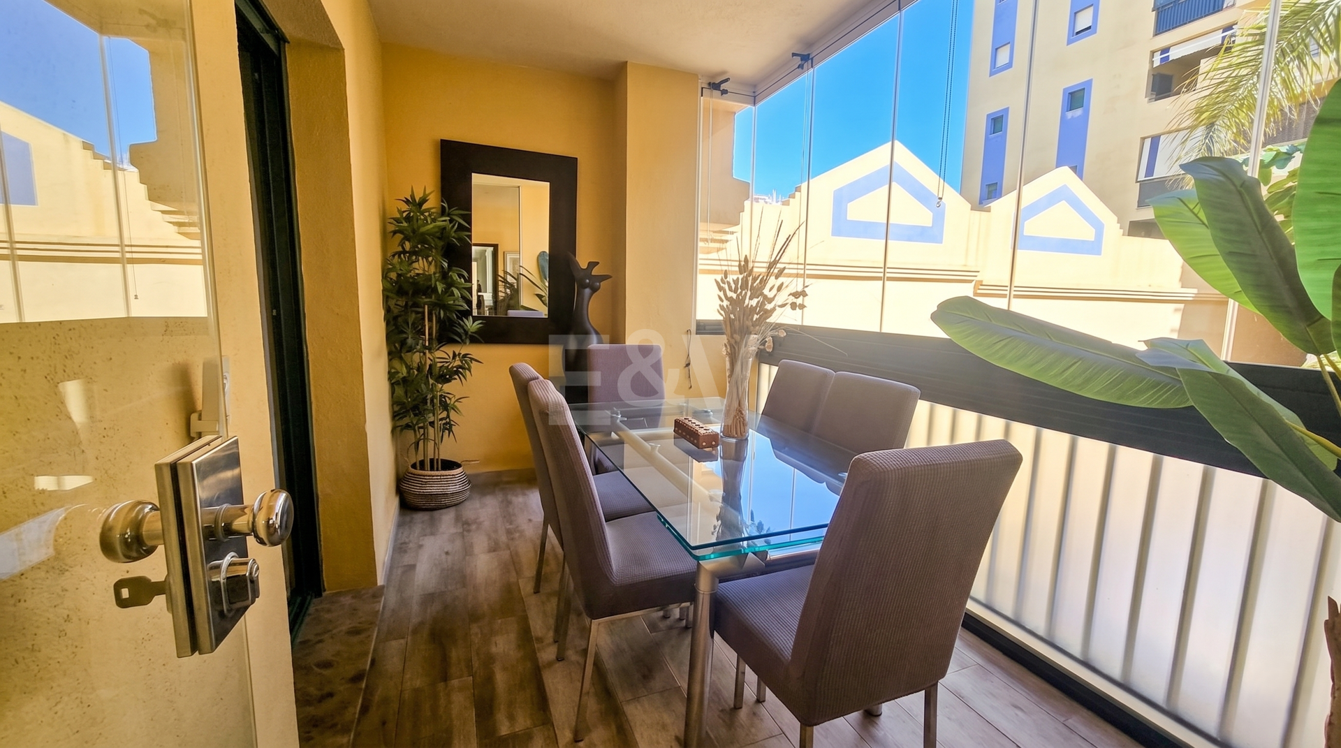 Beachside Apartment with Pool, Lush Gardens and Tourist Licence