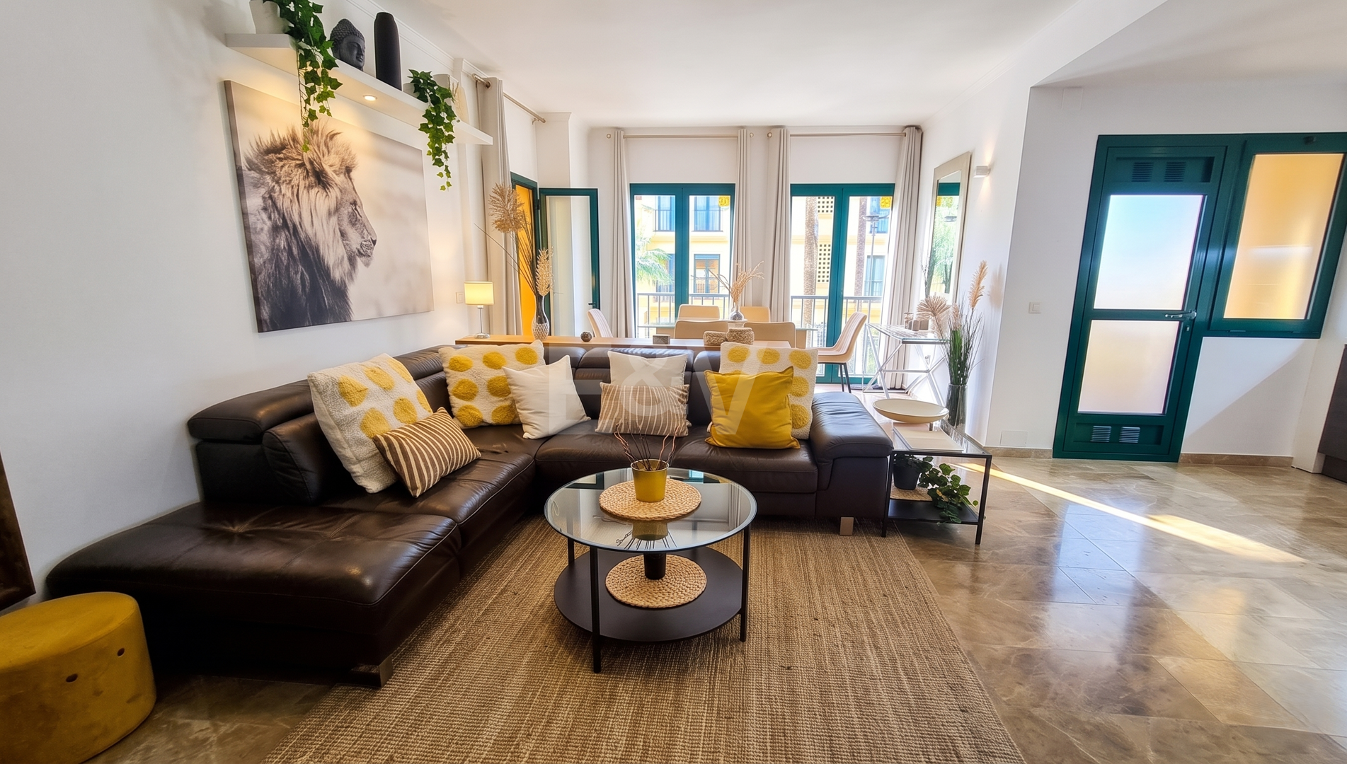 Beachside Apartment with Pool, Lush Gardens and Tourist Licence