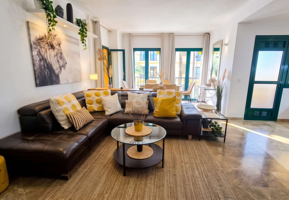 Beachside Apartment with Pool, Lush Gardens and Tourist Licence