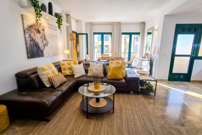 Beachside Apartment with Pool, Lush Gardens and Tourist Licence