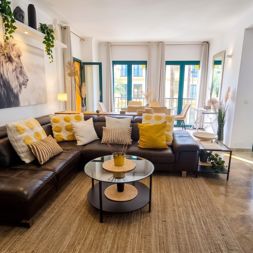 Beachside Apartment with Pool, Lush Gardens and Tourist Licence