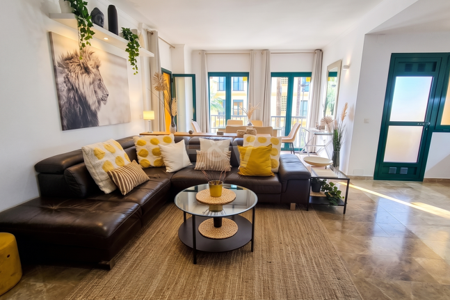 Beachside Apartment with Pool, Lush Gardens and Tourist Licence