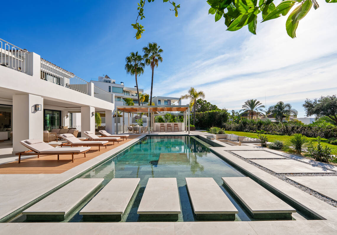 Villa de estilo Mediterránea muy refinado con vistas panorámicas al mar en El Herrojo, La Quinta