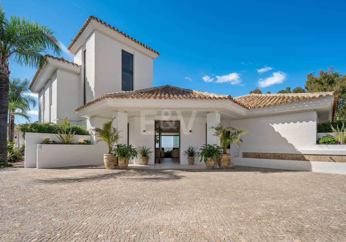Villa exquisita con vistas abiertas al mar en El Herrojo, Benahavís