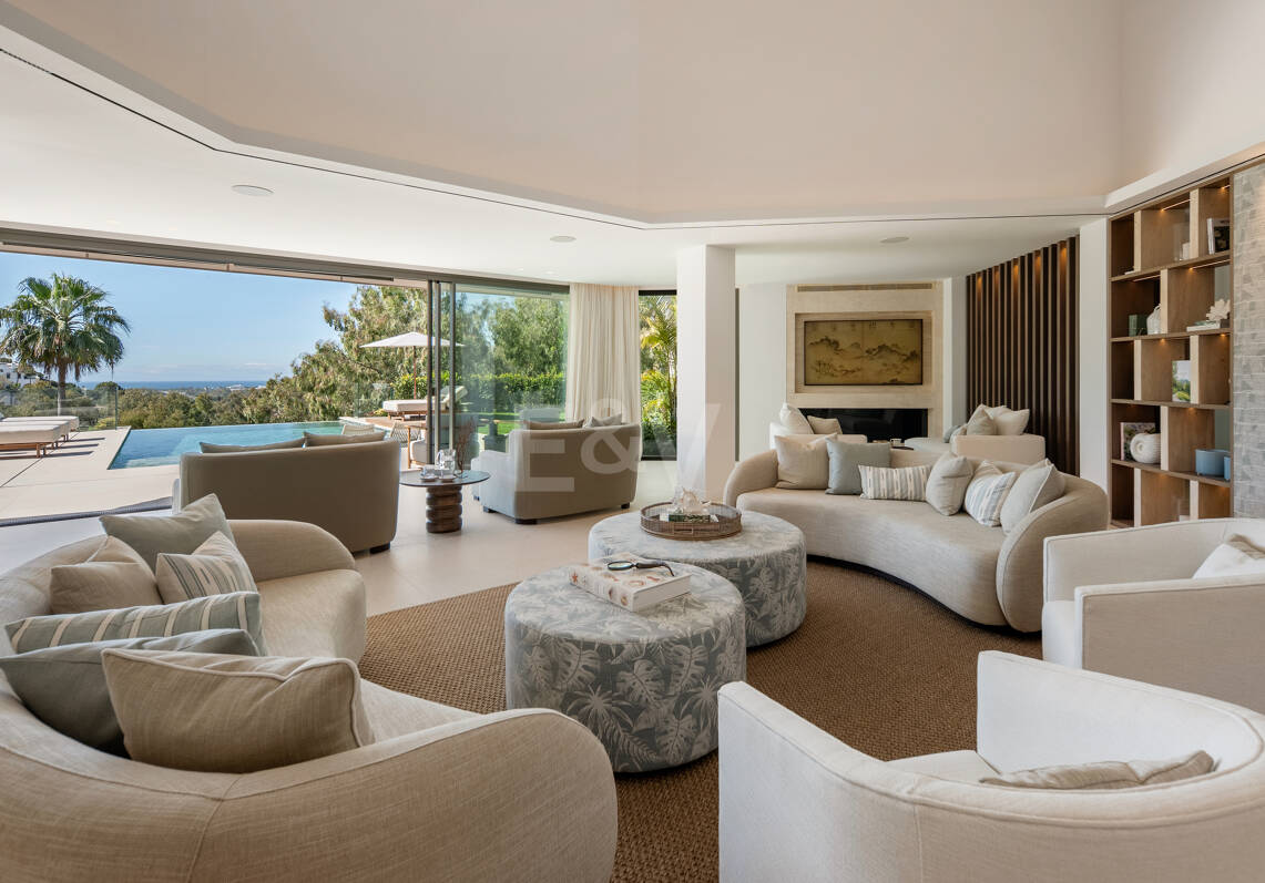 Villa exquisita con vistas abiertas al mar en El Herrojo, Benahavís