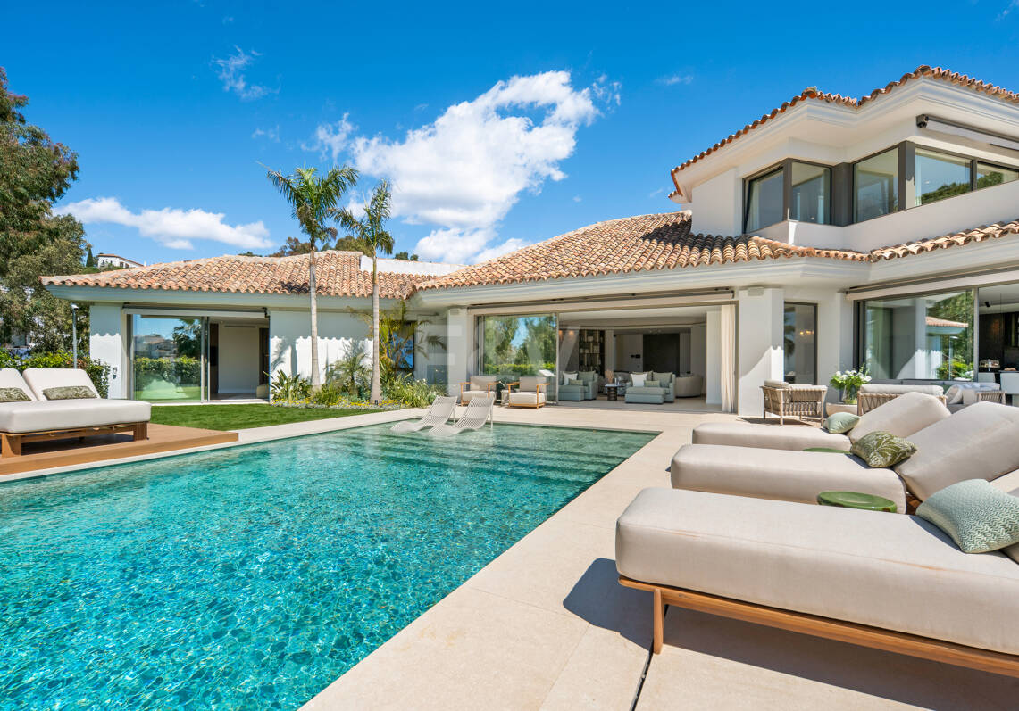 Villa exquisita con vistas abiertas al mar en El Herrojo, Benahavís