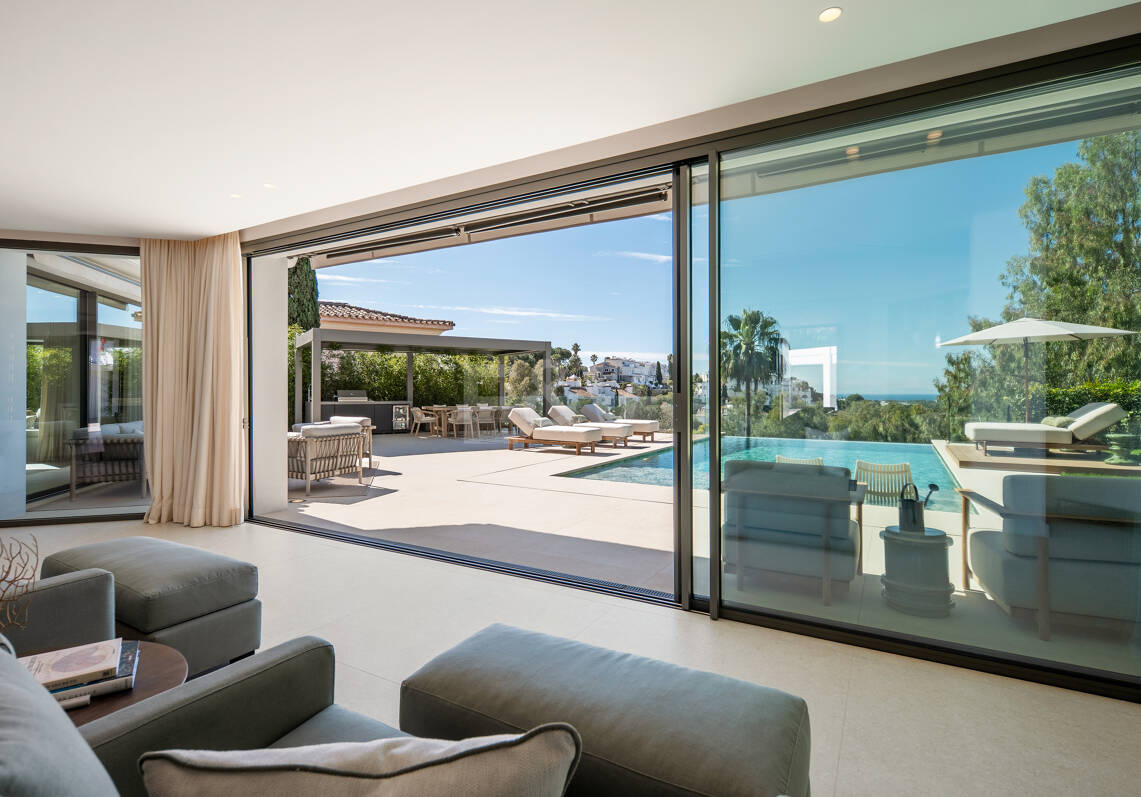 Villa exquisita con vistas abiertas al mar en El Herrojo, Benahavís