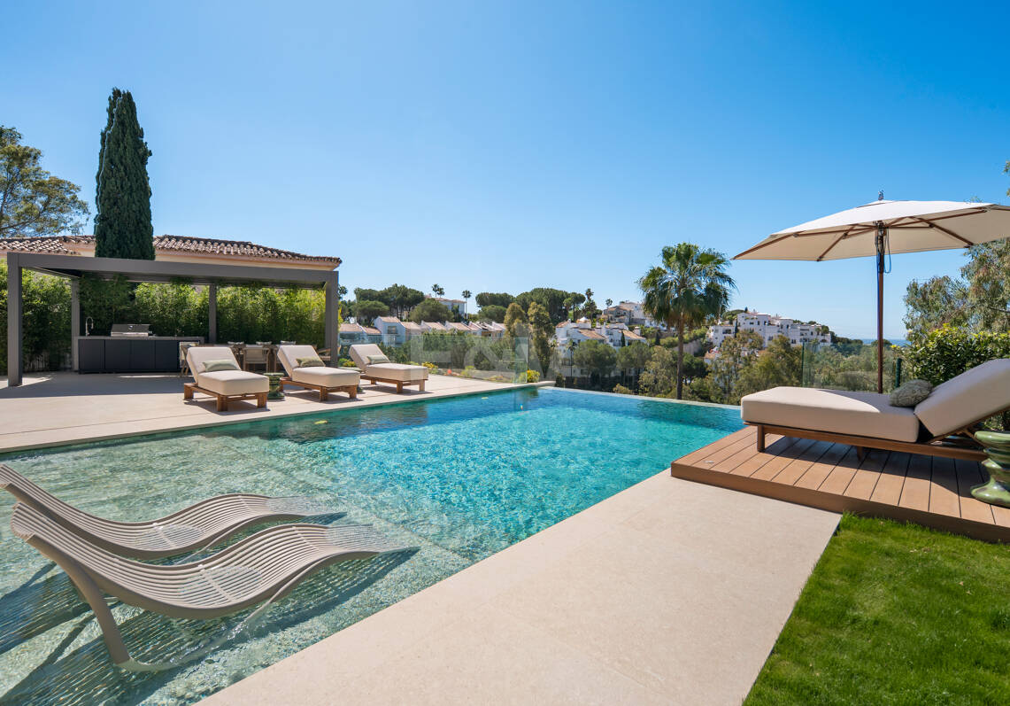 Villa exquisita con vistas abiertas al mar en El Herrojo, Benahavís