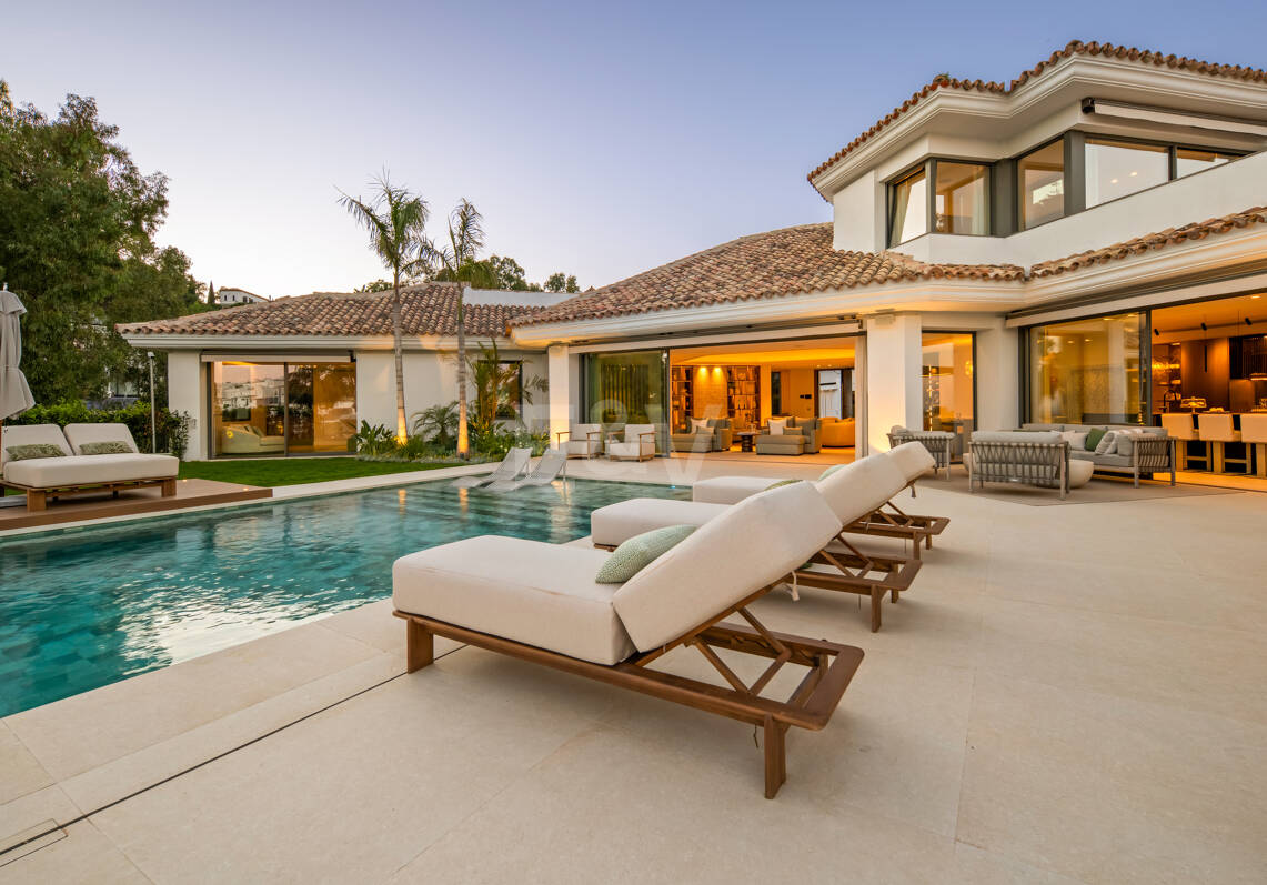 Villa exquisita con vistas abiertas al mar en El Herrojo, Benahavís