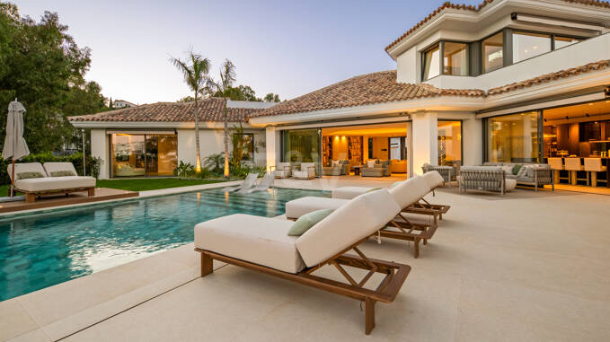 Exquisite villa with open sea views in El Herrojo, Benahavís