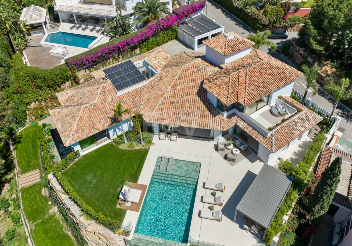 Villa exquisita con vistas abiertas al mar en El Herrojo, Benahavís