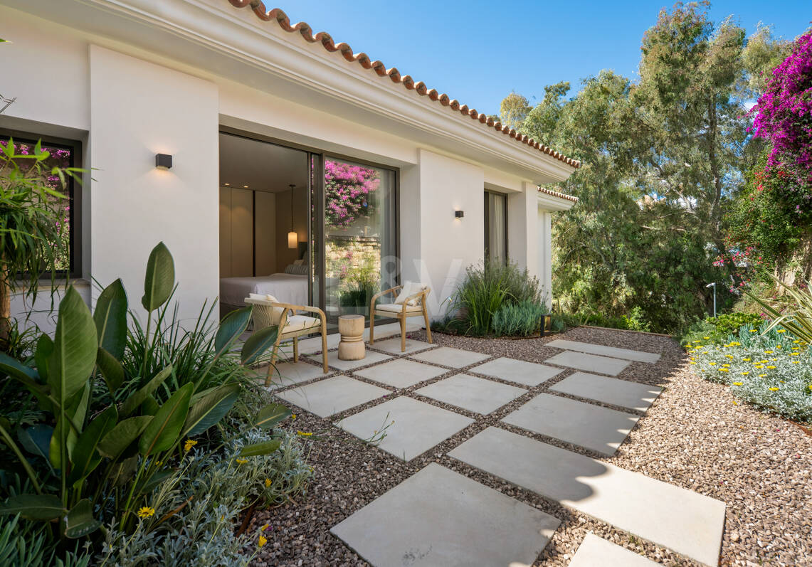 Villa exquisita con vistas abiertas al mar en El Herrojo, Benahavís