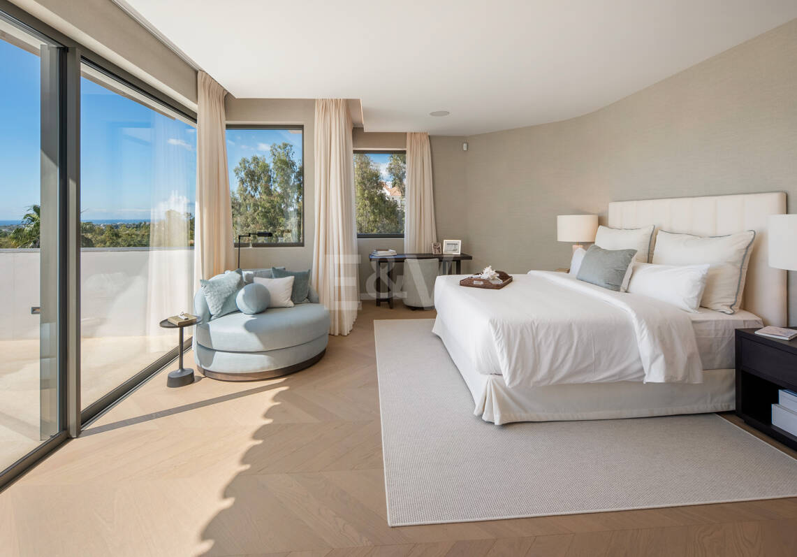 Villa exquisita con vistas abiertas al mar en El Herrojo, Benahavís