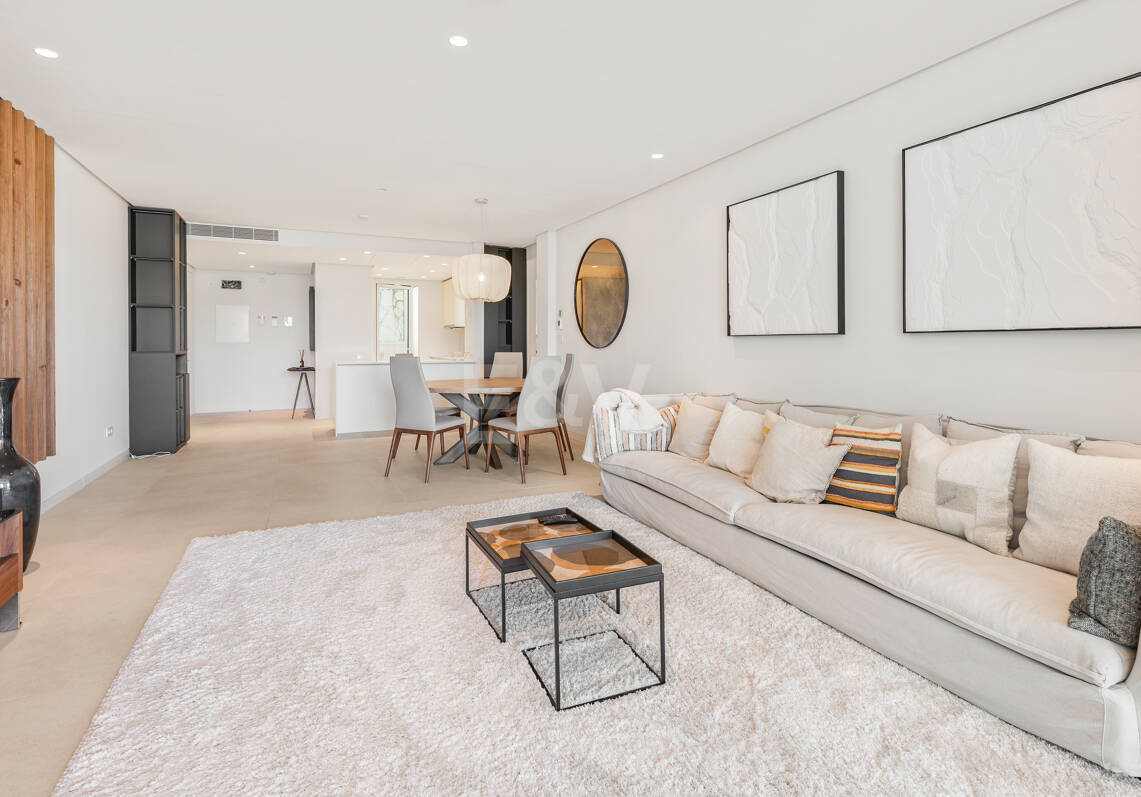 Exklusives Apartment in Marbella mit großzügigen Terrassen und privilegierter Naturumgebung in Palo Alto