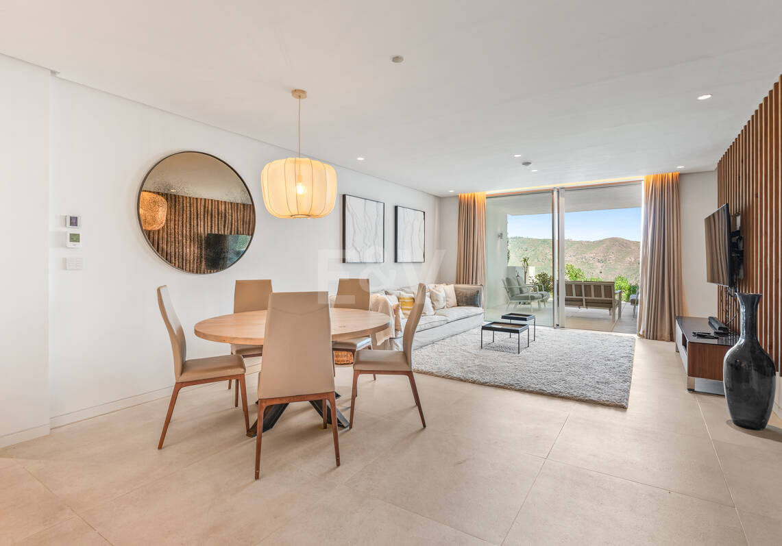 Exklusives Apartment in Marbella mit großzügigen Terrassen und privilegierter Naturumgebung in Palo Alto