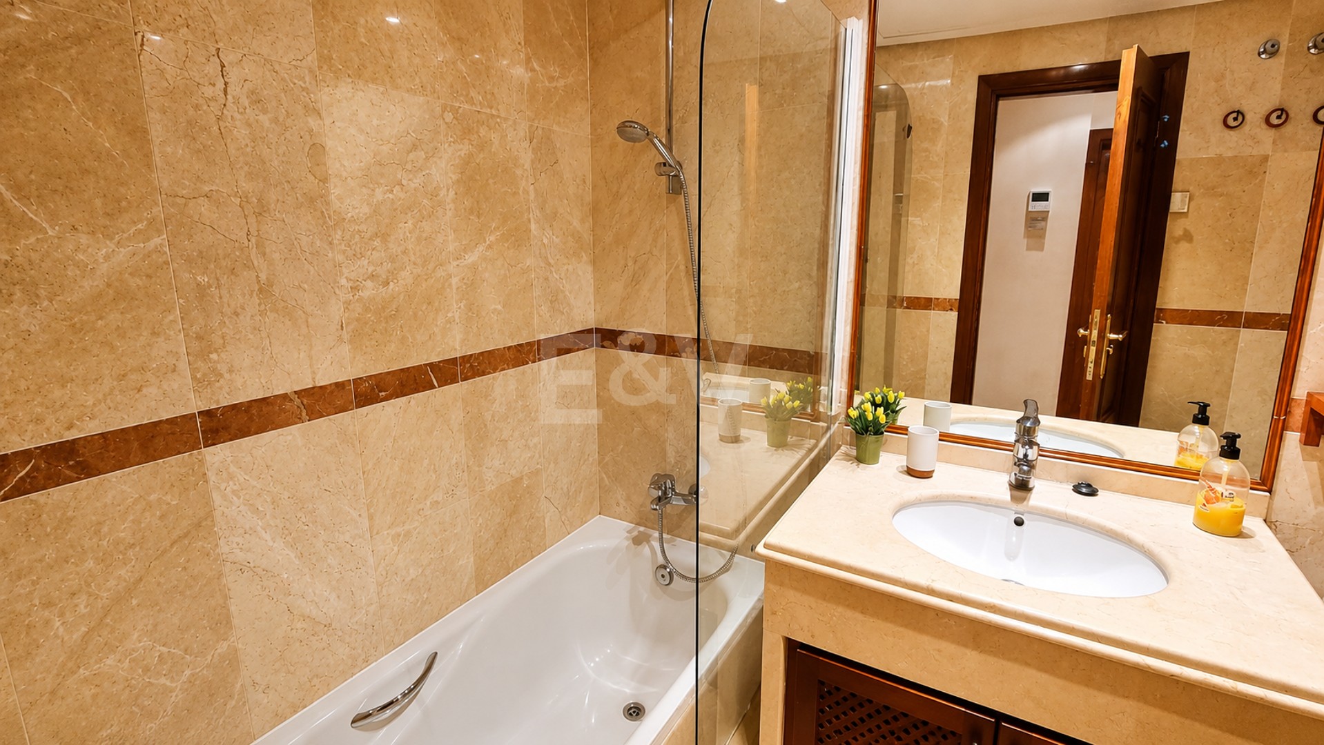 Alicate Playa Frontline Beach groundfloor apartment in el Rosario available for Long Term Rental