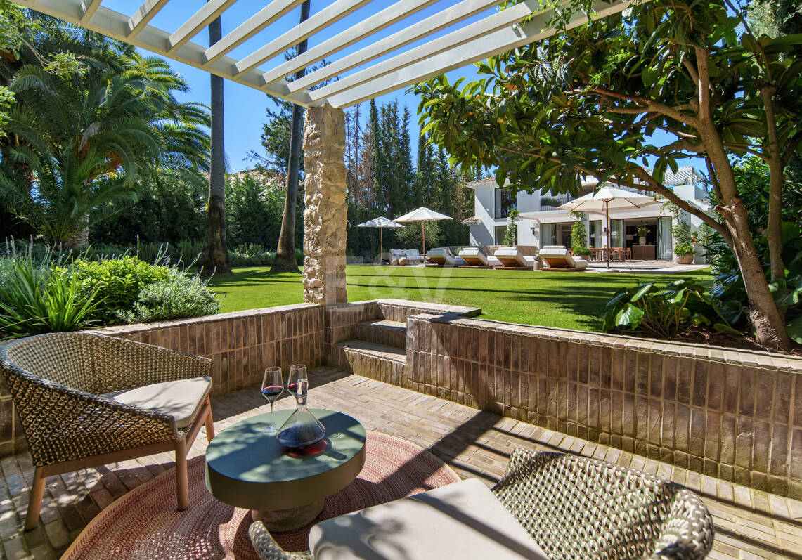 Stilvolle zeitgenössische Villa in erster Golflinie in Las Brisas