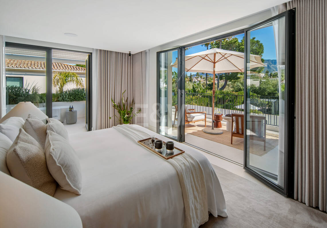 Stilvolle zeitgenössische Villa in erster Golflinie in Las Brisas