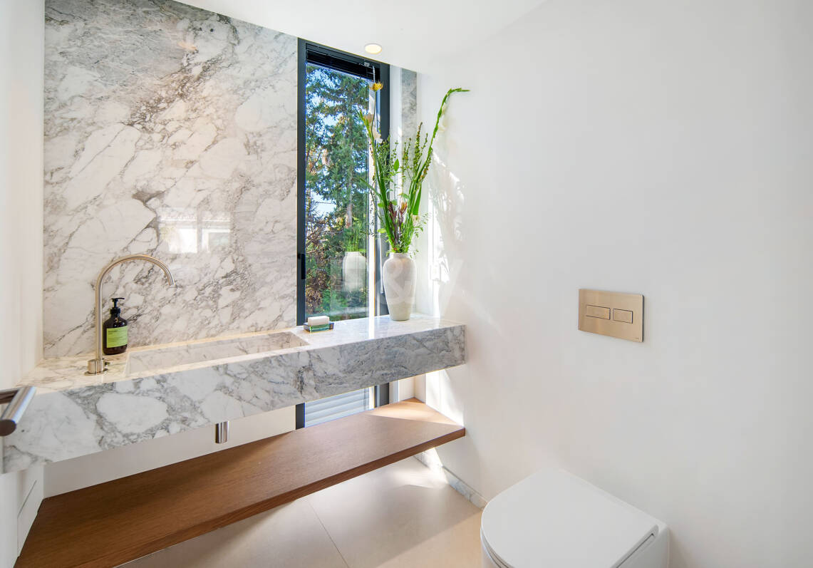 Stilvolle zeitgenössische Villa in erster Golflinie in Las Brisas