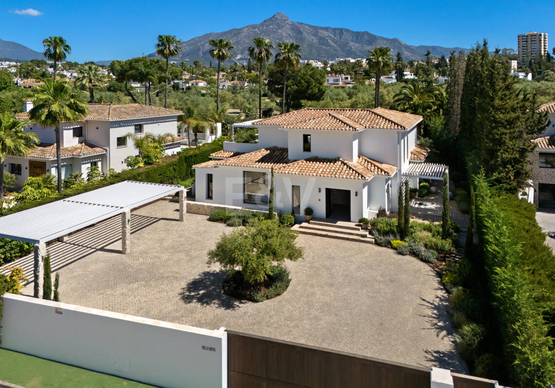 Stilvolle zeitgenössische Villa in erster Golflinie in Las Brisas