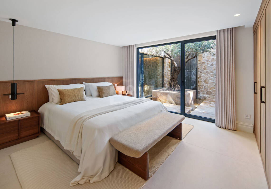 Stilvolle zeitgenössische Villa in erster Golflinie in Las Brisas