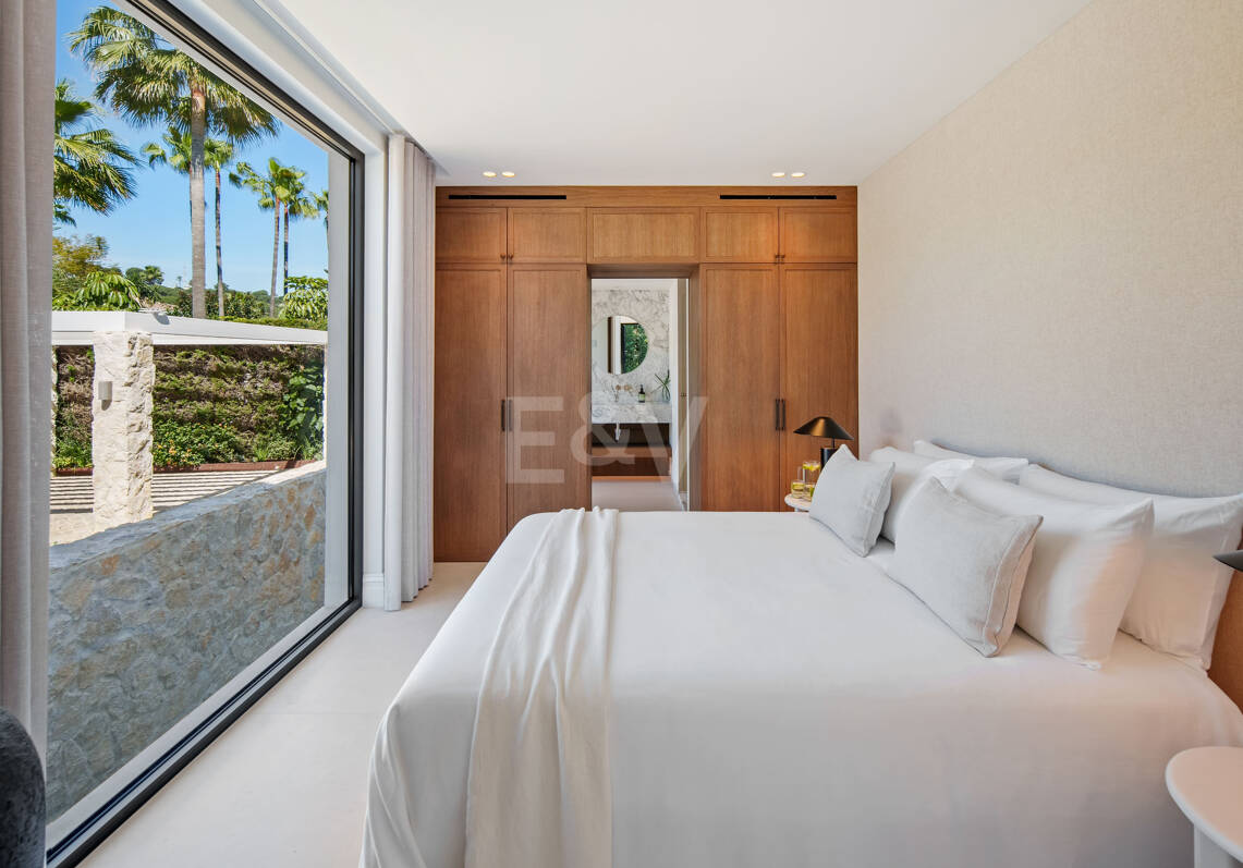 Stilvolle zeitgenössische Villa in erster Golflinie in Las Brisas