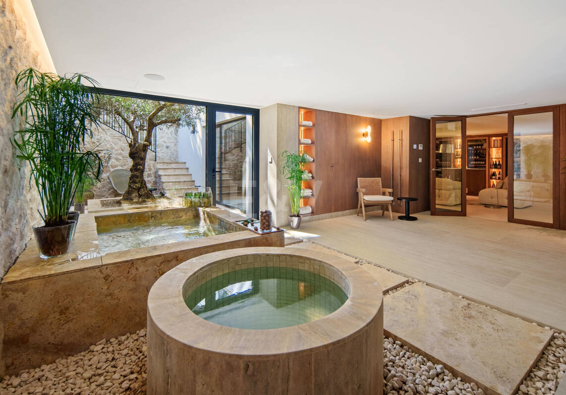 Stilvolle zeitgenössische Villa in erster Golflinie in Las Brisas