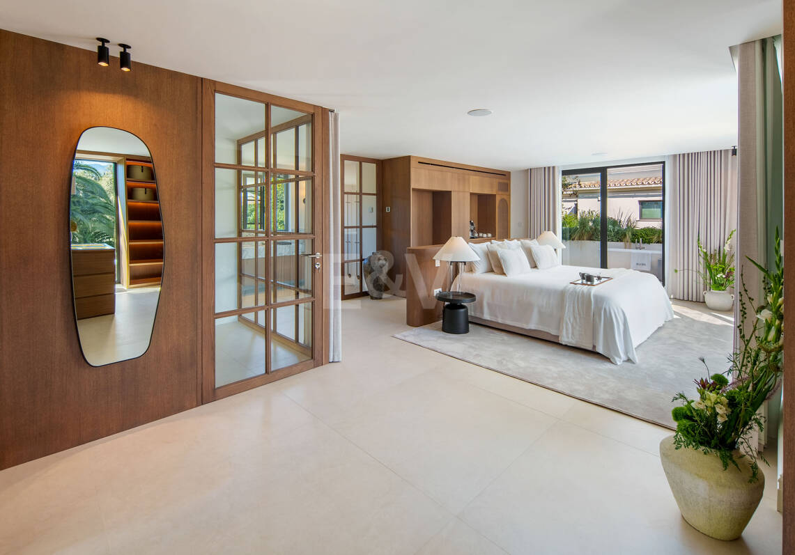 Stilvolle zeitgenössische Villa in erster Golflinie in Las Brisas