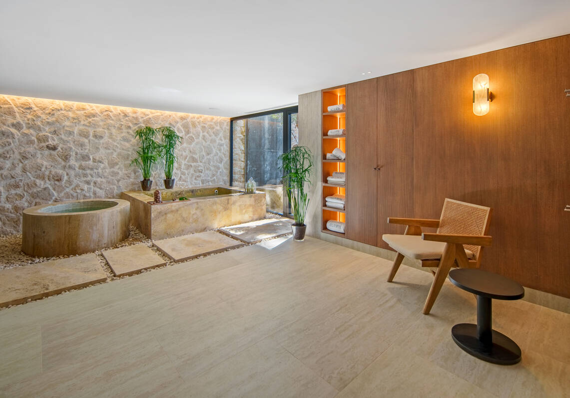 Stilvolle zeitgenössische Villa in erster Golflinie in Las Brisas