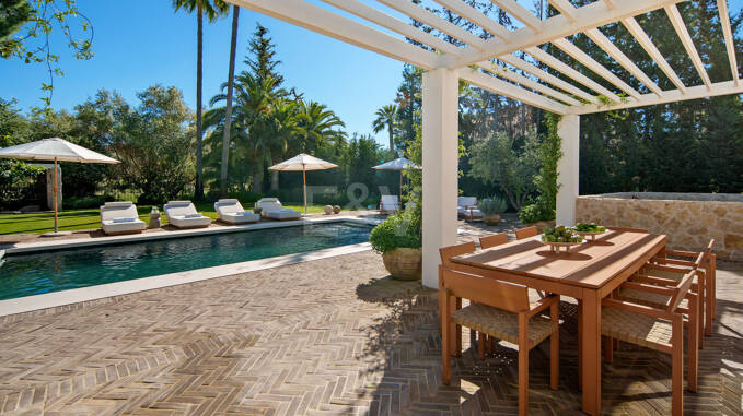 Stilvolle zeitgenössische Villa in erster Golflinie in Las Brisas