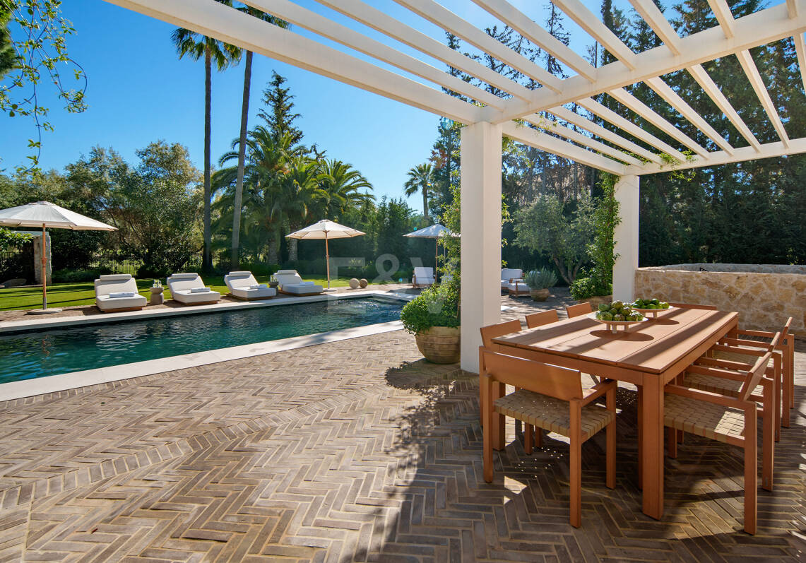 Stilvolle zeitgenössische Villa in erster Golflinie in Las Brisas