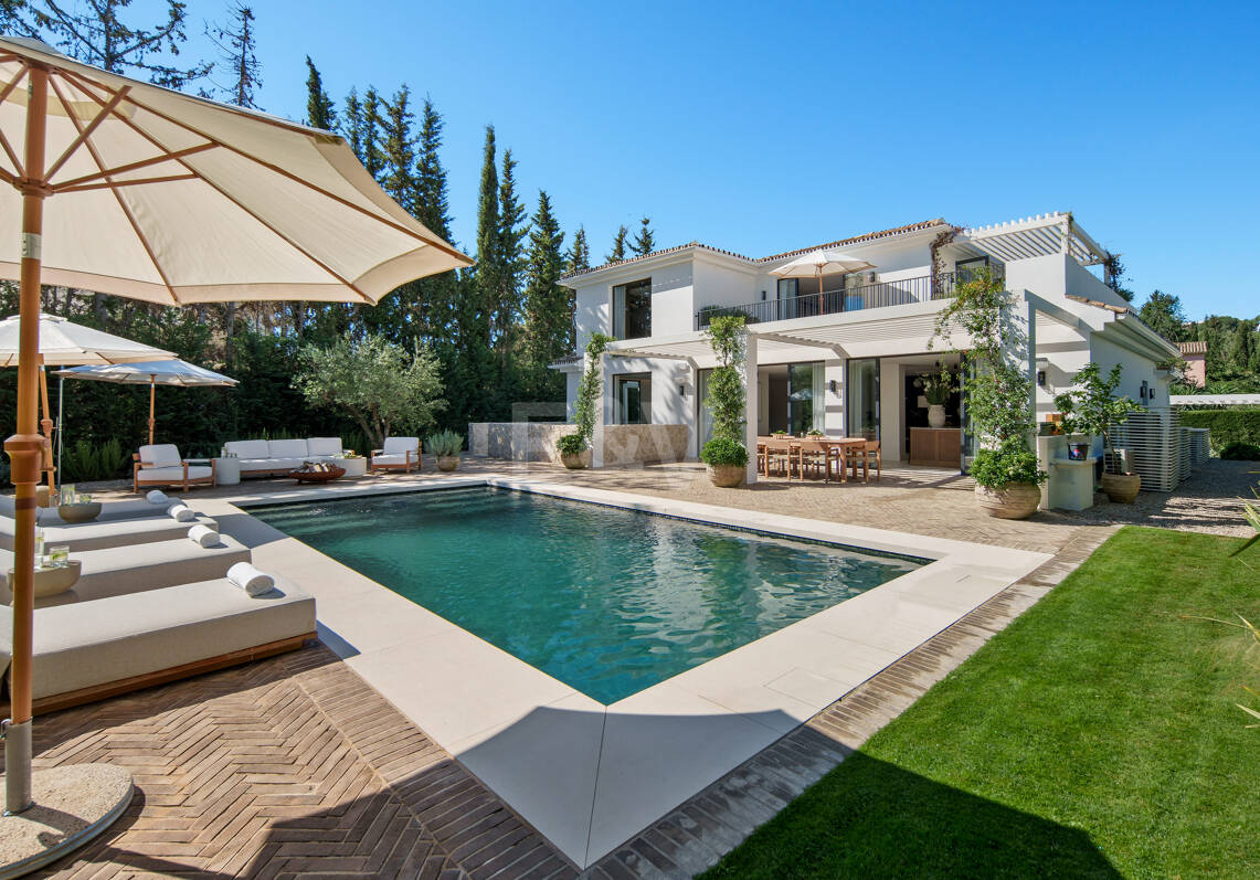 Stilvolle zeitgenössische Villa in erster Golflinie in Las Brisas