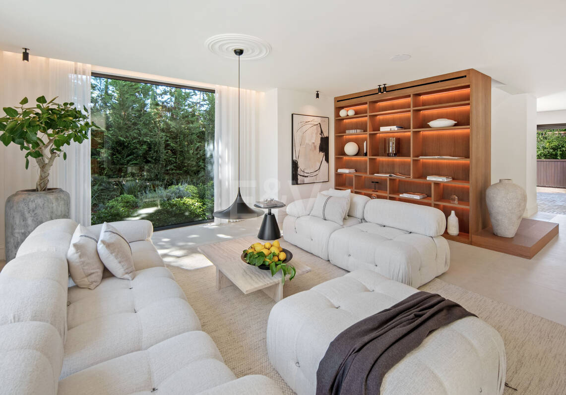 Stilvolle zeitgenössische Villa in erster Golflinie in Las Brisas