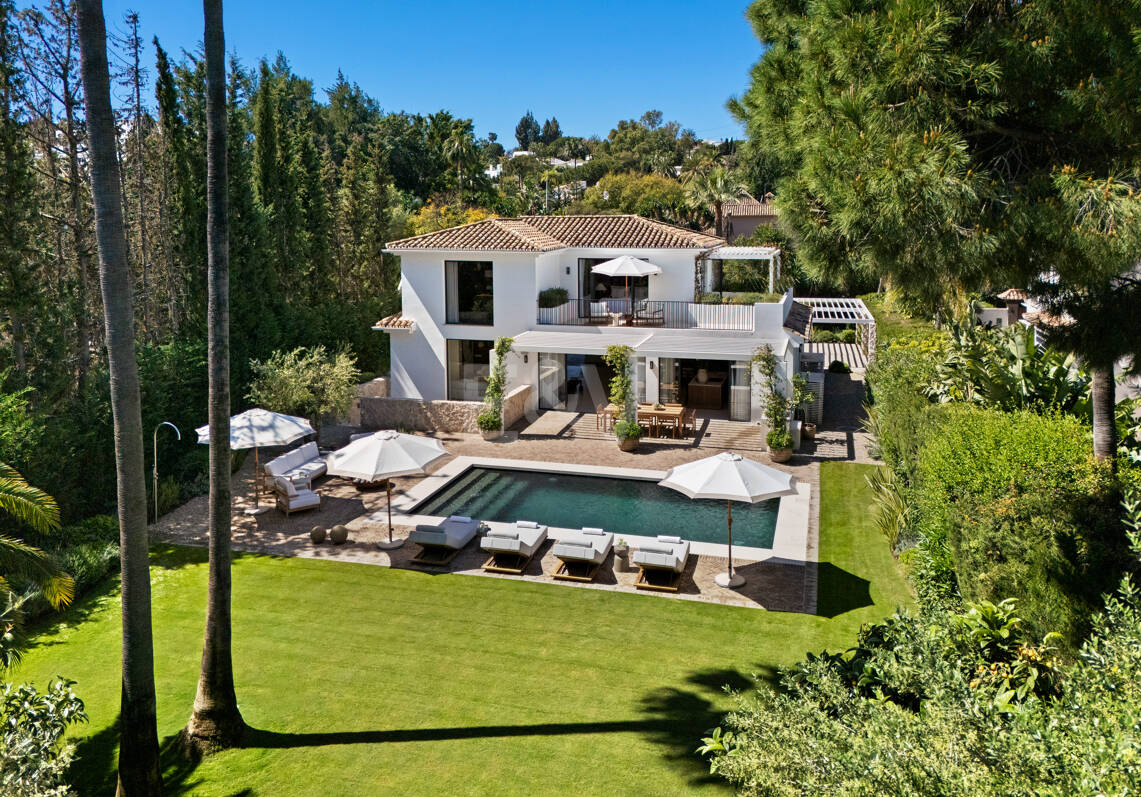 Stilvolle zeitgenössische Villa in erster Golflinie in Las Brisas