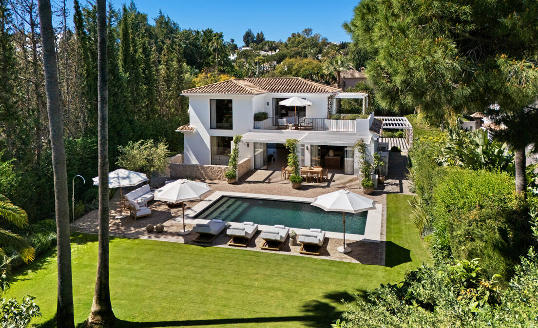 A Contemporary Frontline Golf Masterpiece in Las Brisas
