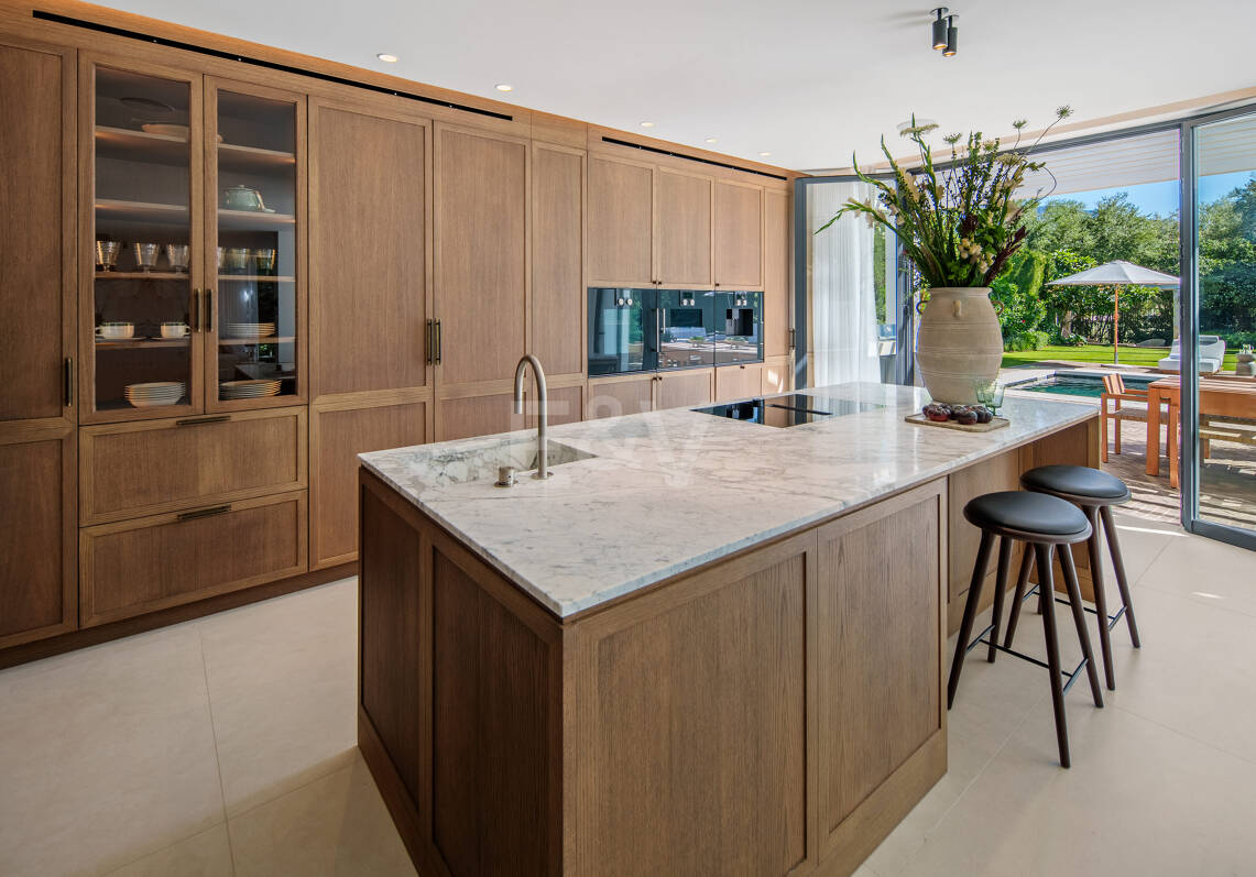 Stilvolle zeitgenössische Villa in erster Golflinie in Las Brisas