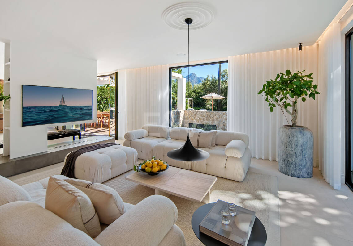 Stilvolle zeitgenössische Villa in erster Golflinie in Las Brisas