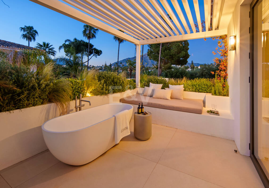 Stilvolle zeitgenössische Villa in erster Golflinie in Las Brisas