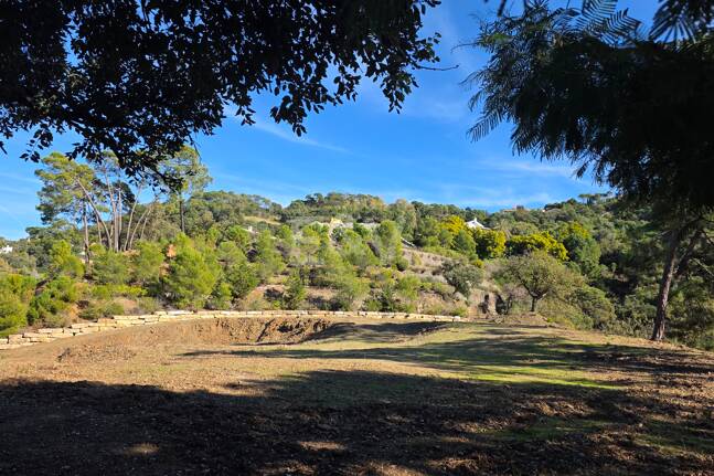 Front line Golf Plot with a project in La Zagaleta